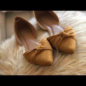 Cute mustard yellow summer shoes.